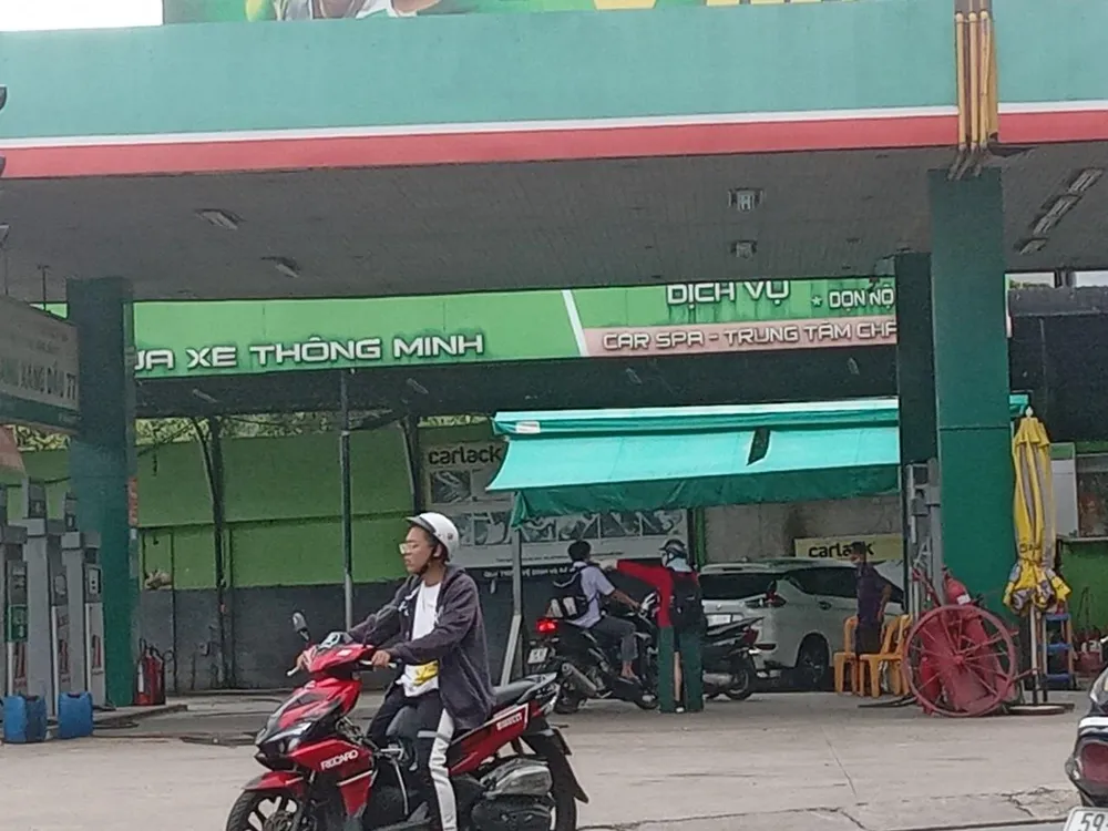 Cửa hàng xăng dầu quận Gò Vấp ngừng bán xăng dầu cho khách hàng trưa ngày 26-9. ảnh: TÚ UYÊN