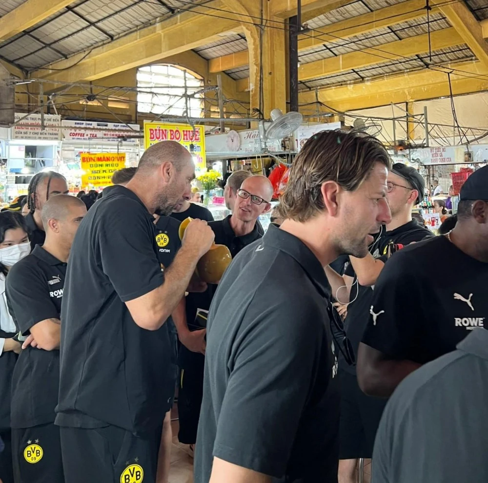 Các cầu thủ uống nước dừa tại chợ