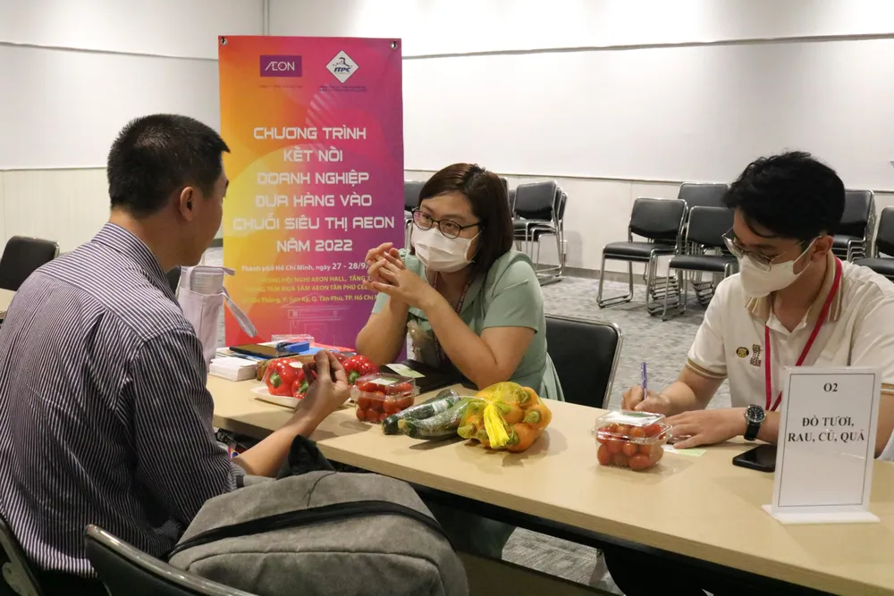 Doanh nghiệp tham gia kết nối đưa hàng vào siêu thị. Ảnh: TÚ UYÊN