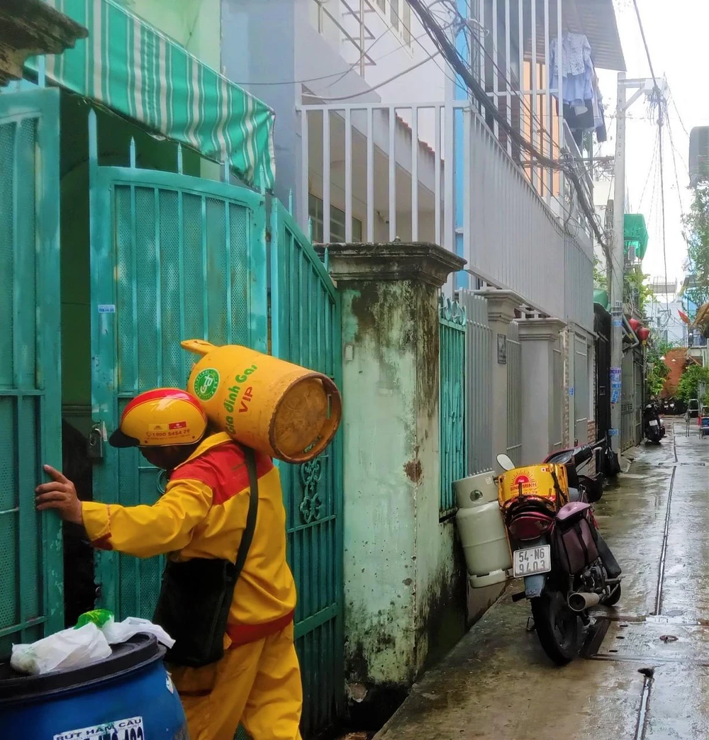 Giá gas tháng 10 giảm 18.000-18.500 đồng/bình 12kg. Ảnh: TÚ UYÊN