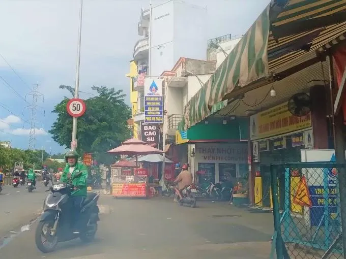 15 giờ ngày 2-10, cửa hàng xăng dầu Dương Đông, quận Bình Tân mở cửa nhưng khách hàng đến không mua được xăng. 15 giờ ngày 2-10, cửa hàng xăng dầu Dương Đông, quận Bình Tân mở cửa nhưng khách hàng đến không mua được xăng.