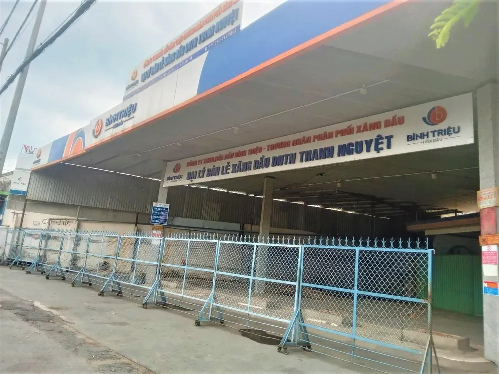 Ngày 2-10 đại lý bán lẻ xăng dầu Thanh Nguyệt đóng cửa, không còn các trụ bơm. Ảnh: TÚ UYÊN