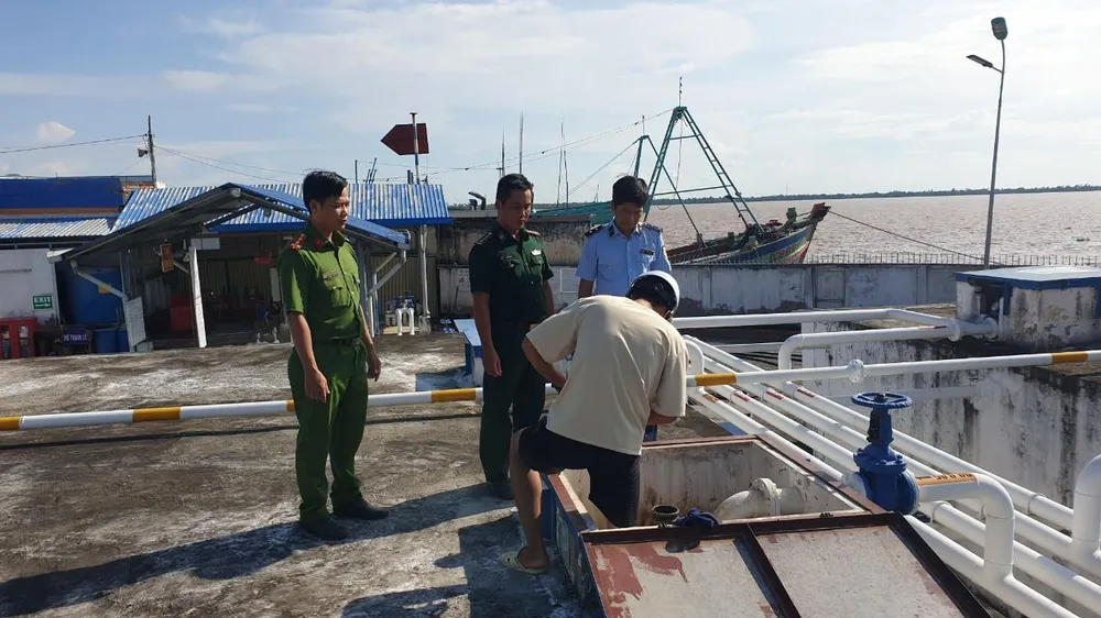 Tháng 9, lực lượng chức năng tỉnh Bến Tre xử phạt 1 cửa hàng xăng dầu do giảm lượng hàng bán ra so với trước đó mà không thông báo. Ảnh: Cục QLTT Bến Tre