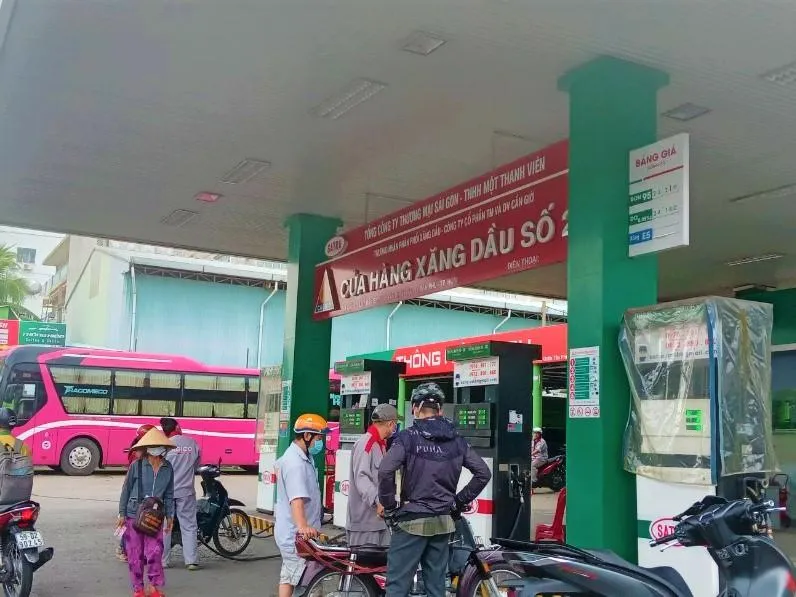 Khách hàng đang đổ xăng tại cửa hàng nhượng quyền của Công ty Cổ phần Thương mại và Dịch Vụ Cần Giờ. Ảnh: TÚ UYÊN