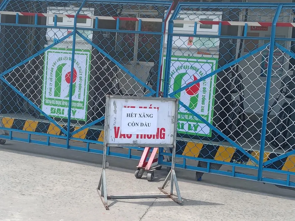 Cửa hàng xăng đường Cộng Hòa, quận Tân Bình dán thông báo hết xăng còn dầu trong sáng ngày 5-10.