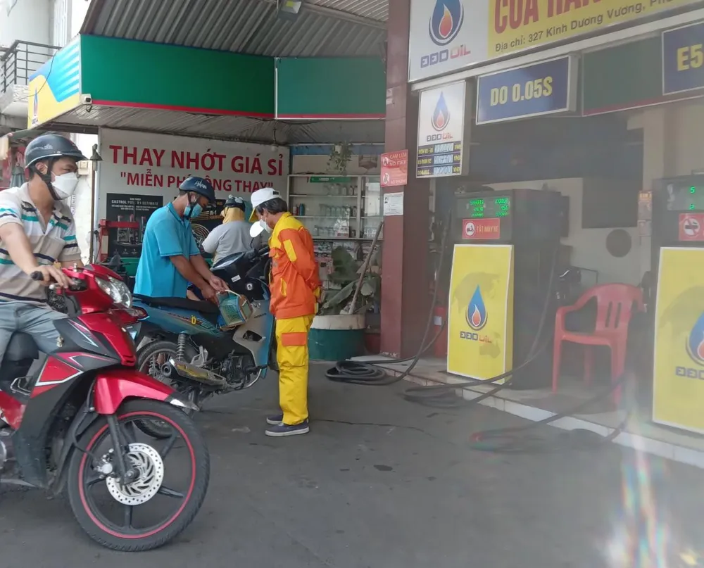Cửa hàng này không còn xăng A95 nên một số khách tìm cây xăng khác.