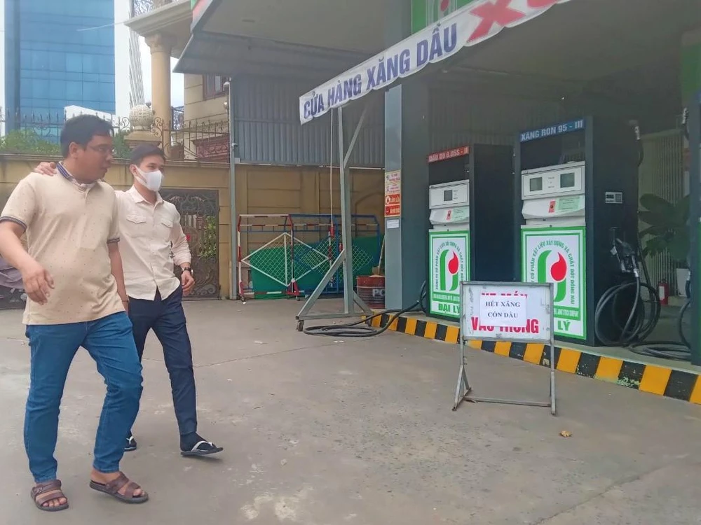 Ngày 5-10 một cửa hàng xăng dầu này thông báo hết xăng còn dầu và ngày 6-10 cửa hàng tiếp tục thông báo hết xăng. Ảnh: TÚ UYÊN