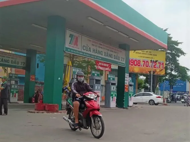 Khách hàng không mua được xăng vào trưa ngày 4-10 tại một cửa hàng xăng dầu quận Gò Vấp. Ảnh: TÚ UYÊN