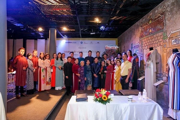 Dù áo dài rất phổ biến trong đời sống hiện đại nhưng vẫn chưa được ứng dụng nhiều trong những buổi làm việc, ký kết...