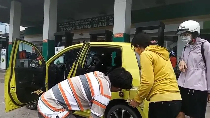 Cả ba người thay phiên nhau mới mua được 120.000 đồng xăng cho xe ô tô.