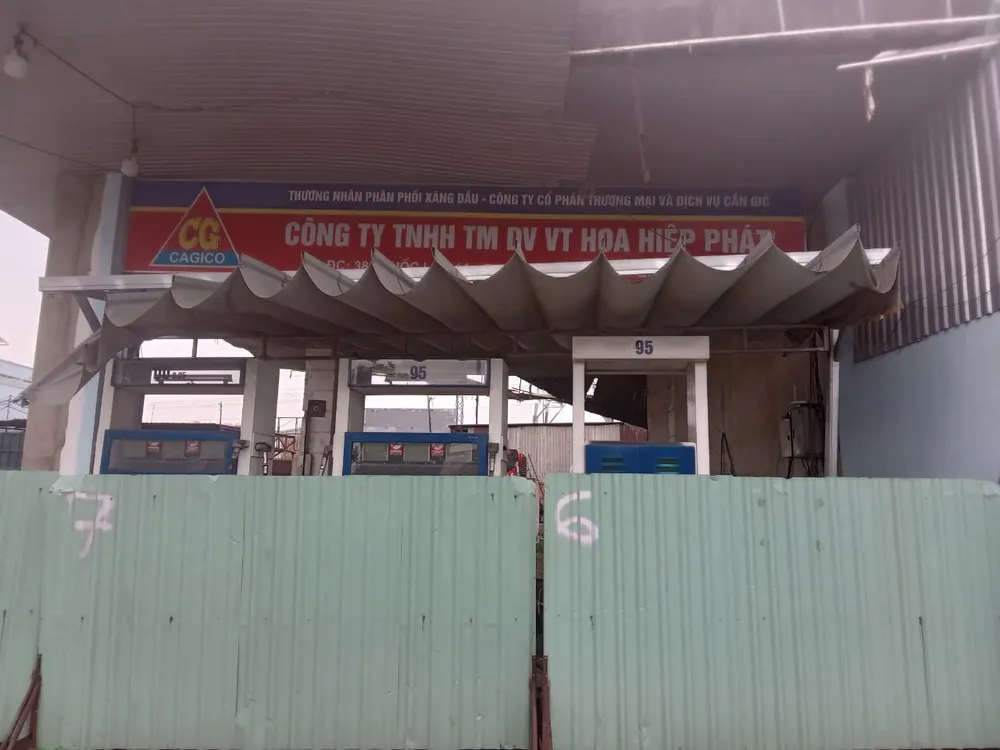 Cửa hàng xăng dầu tại quận Bình Tân đóng cửa. Ảnh chụp sáng ngày 9-10