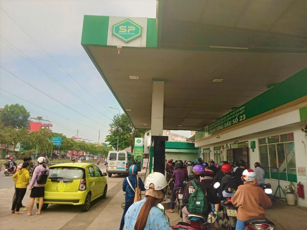 Trước đó vài ngày, trạm xăng này vẫn còn bán hàng cho người dân.