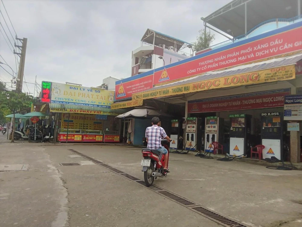 12 giờ 30 cửa hàng xăng trên tỉnh lộ 10, quận Bình Tân khách ghé đến nhưng không mua được xăng