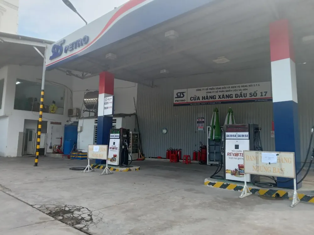 14 giờ 45 cửa hàng xăng dầu đường Trường Chinh báo hết xăng còn dầu