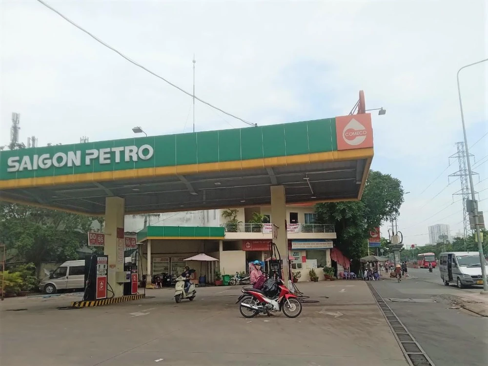 13 giờ 45 cửa hàng xăng trên đường Kinh Dương Vương, quận Bình Tân không bán hàng