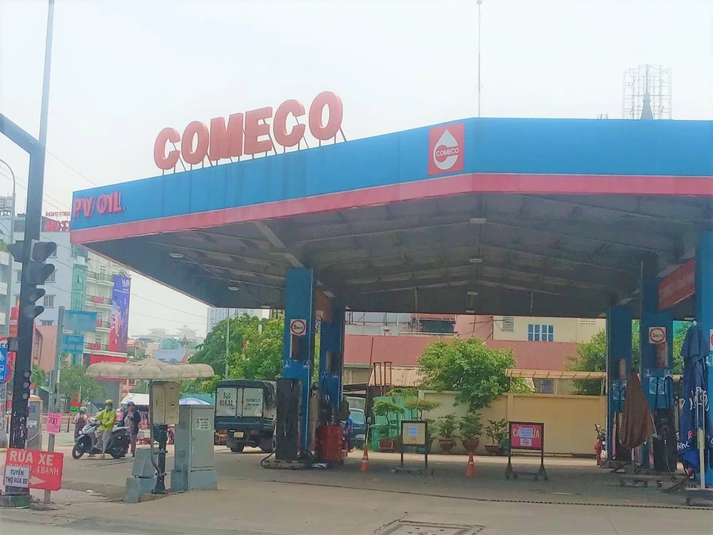 Cửa hàng xăng dầu trên đường Kinh Dương, quận 6 vào khoảng 14 giờ 30 dán thông báo hết xăng chờ nhập hàng