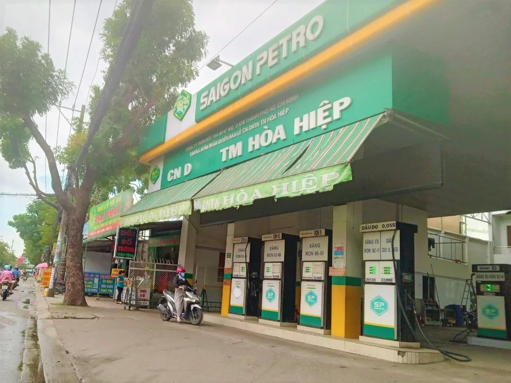 Cũng trên Tỉnh lộ 10, khách hàng cũng không mua được xăng tại cửa hàng này.