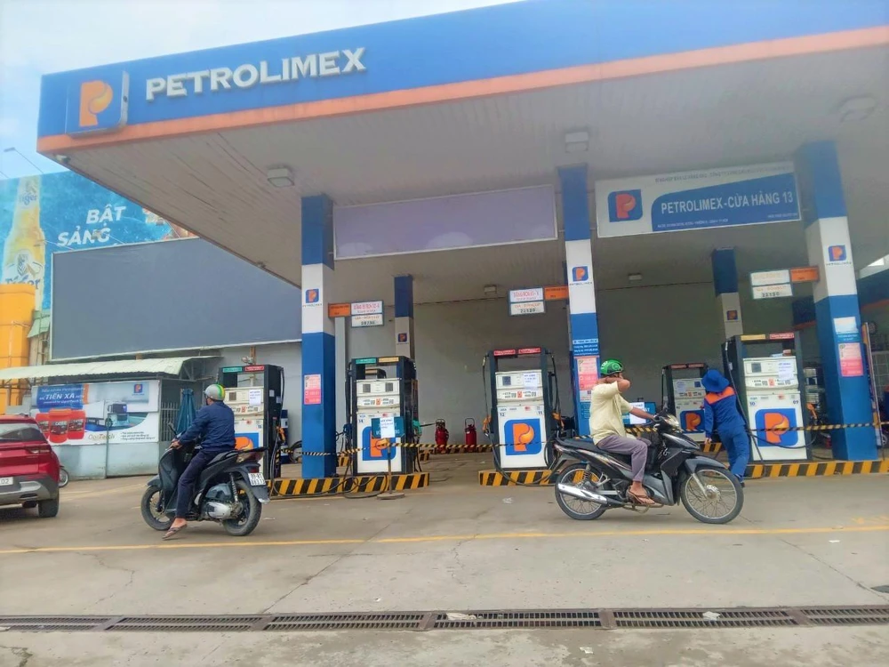 14 giờ cửa hàng Petrolimex quận 6 thông báo hết xăng chờ nhập hàng