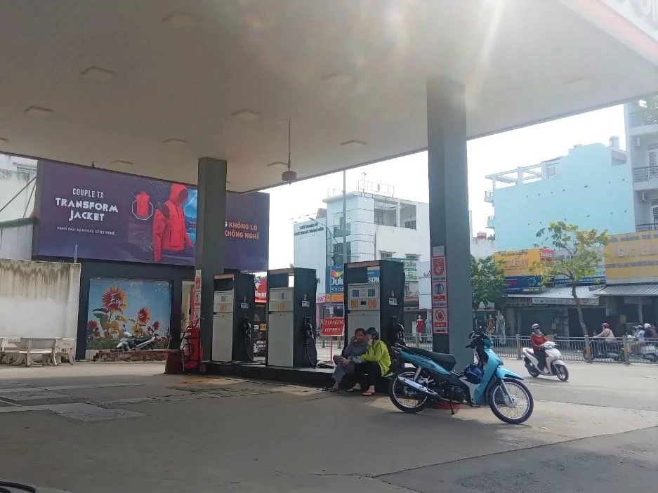 14 giờ 30 cửa hàng xăng VietOil quận Tân Phú không còn hàng để bán cho khách