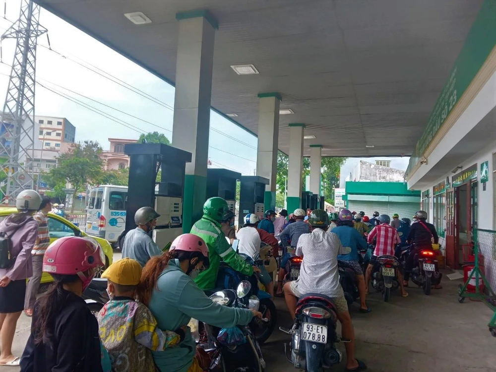 Xe máy nối đuôi nhau và ô tô mua 30.000 đồng xăng