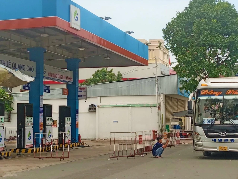 13 giờ 50 cửa hàng dựng rào chắn thông báo đang nhập hàng.