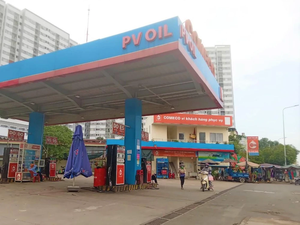 Cũng trên đường Kinh Dương Vương, quận Bình Tân cửa hàng xăng này cũng ngừng bán