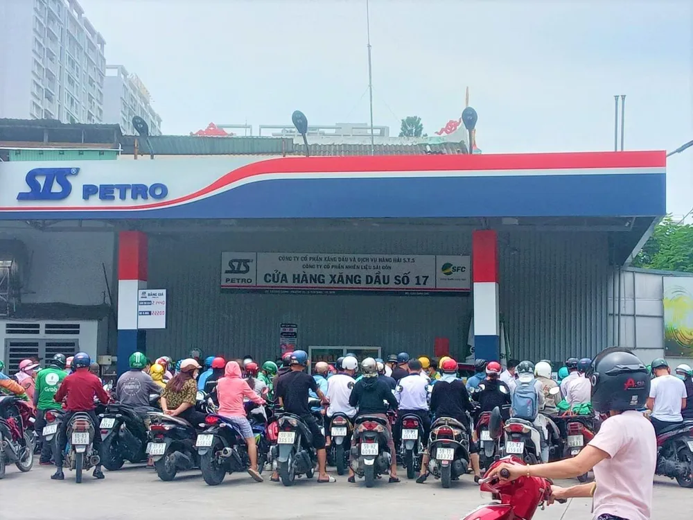 Cửa hàng xăng đường Trường Chinh, quận Tân Bình chật cứng khách chờ đồ xăng vào giờ trưa Cửa hàng xăng đường Trường Chinh, quận Tân Bình chật cứng khách chờ đồ xăng vào giờ trưa