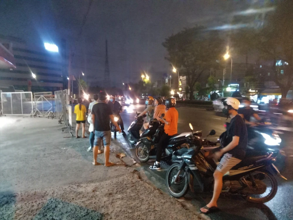 Gần 21 giờ nhân viên cửa hàng này ra báo cho khách biết phải nhập hàng, hẹn ngày mai quay lại và nhiều người vẫn nán lại