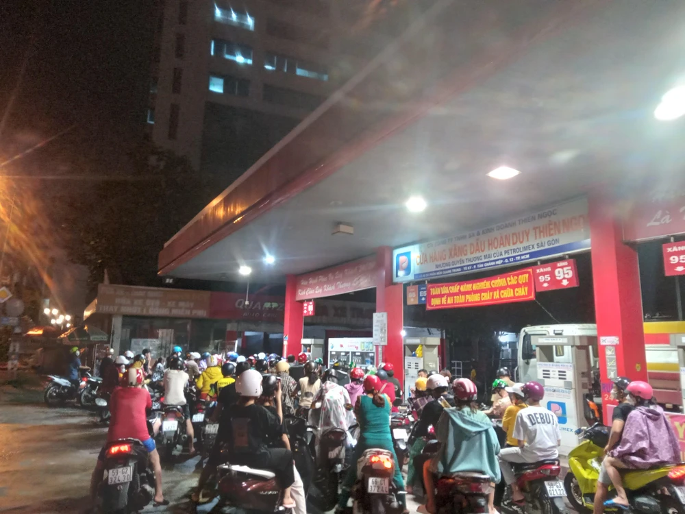 Người dân chạy nhiều cây xăng mới tìm được chỗ bán và phải chờ