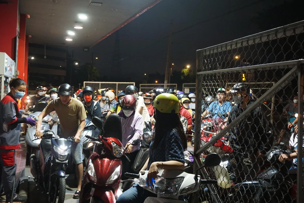 Một khách hàng vừa đổ xăng xong đang ra ngoài để những người sau tiến lên