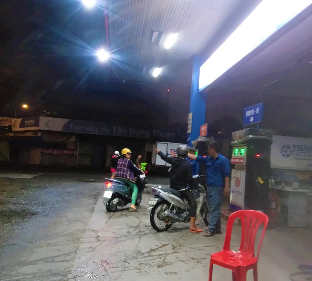 Khoảng 19 giờ 50 phút nhiều khách vào đổ xăng tại cửa hàng trên QL 1A, phường Tân Hưng Thuận, quận 12 hướng dẫn đến cây xăng gần đây