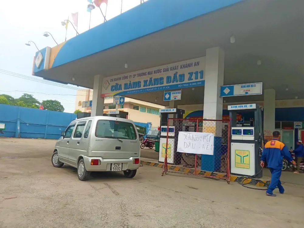 Ngay Quốc lộ 1A quận 12, nhiều cửa hàng hết xăng, dầu gây khó cho người dân Ngay Quốc lộ 1A quận 12, nhiều cửa hàng hết xăng, dầu gây khó cho người dân