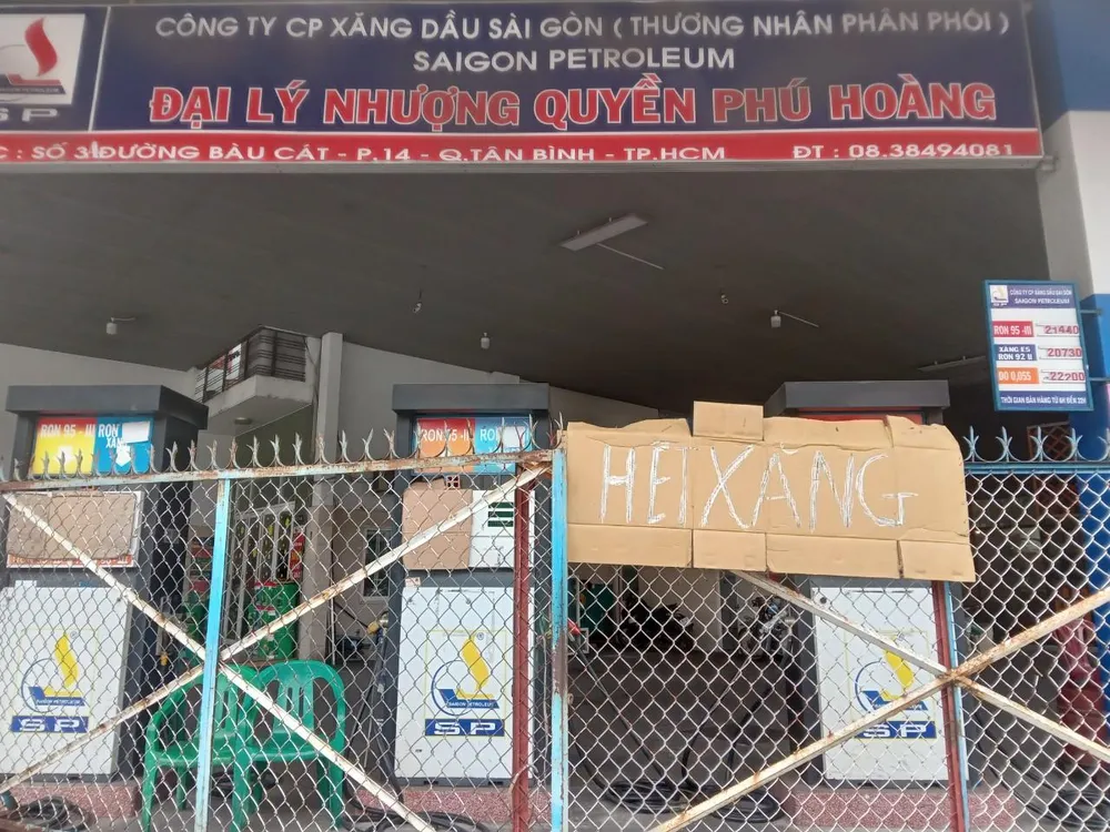 Một cửa hàng báo hết xăng trong sáng ngày 10-10