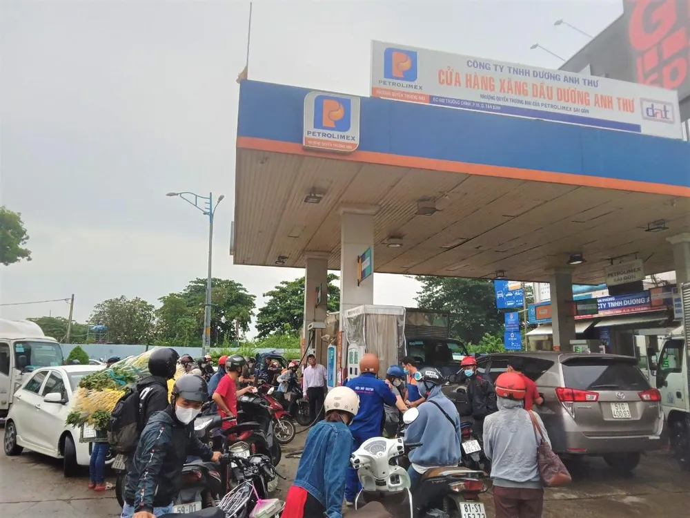 Chủ cửa hàng và toàn bộ nhân viên văn phòng ra đứng bán xăng vì khách quá đông Chủ cửa hàng và toàn bộ nhân viên văn phòng ra đứng bán xăng vì khách quá đông