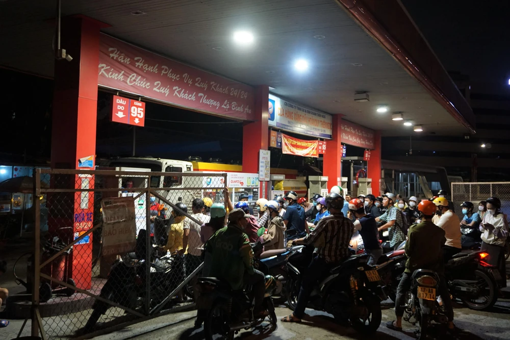 20giờ 50 phút còn nhiều người dân phải chờ đến lượt mình đổ xăng