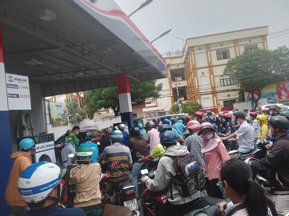Người dân mệt mỏi chờ đợi đổ xăng vào trưa ngày 10-10