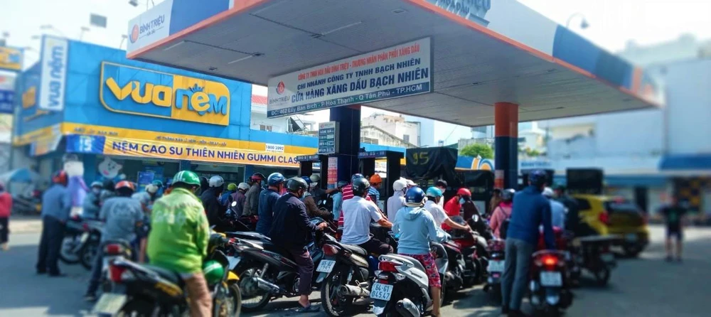 Một cửa hàng xăng ở quận Tân Phú cũng đông khách.