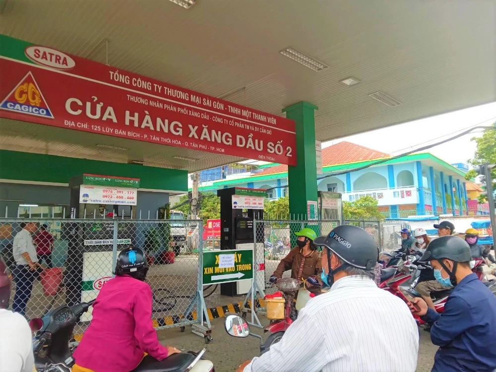 13 giờ 30 phút, 1 số người dân cự cãi vì cho rằng nhân viên không muốn bán nhưng cửa hàng này đang nhập hàng.