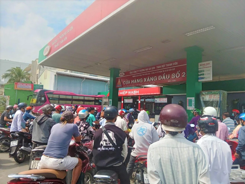 Người dân xếp hàng chờ đổ xăng tại cửa hàng quận Tân Phú.