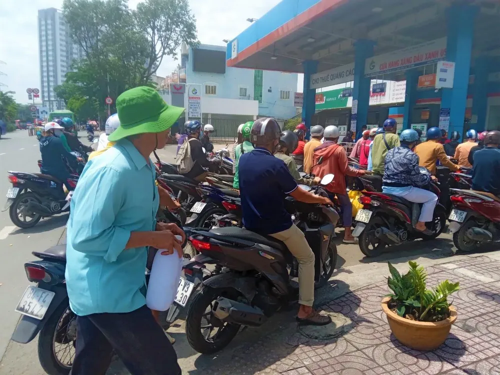 Khách hàng đem theo can đến mua hàng cửa hàng xăng quận Bình Tân