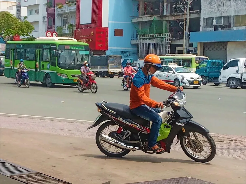 Một người đem theo can năn nỉ mua xăng nhưng khi yêu cầu xếp hàng thì không chờ được