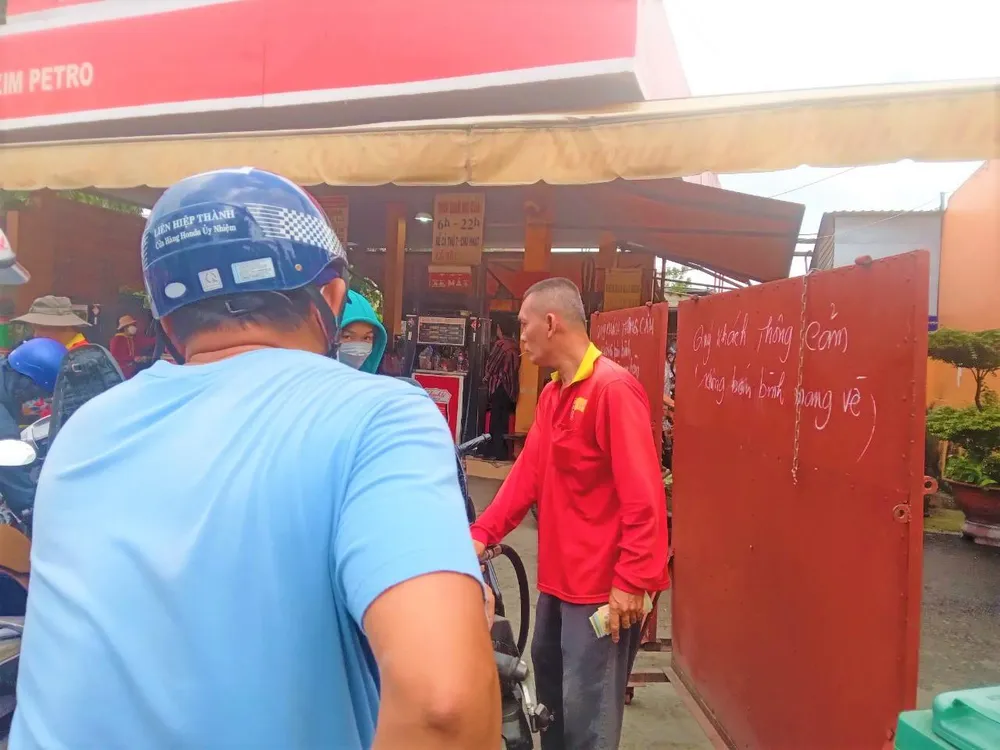 Cửa hàng xăng quận Bình Tân thông báo mỗi khách bán 50.000 đồng và mong thông cảm không bán bình mang về.