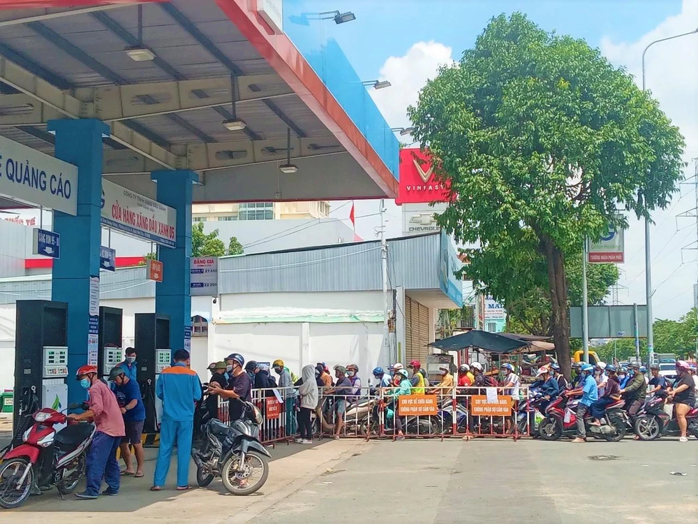 11 giờ 40 phút cửa hàng này mở cửa lại.