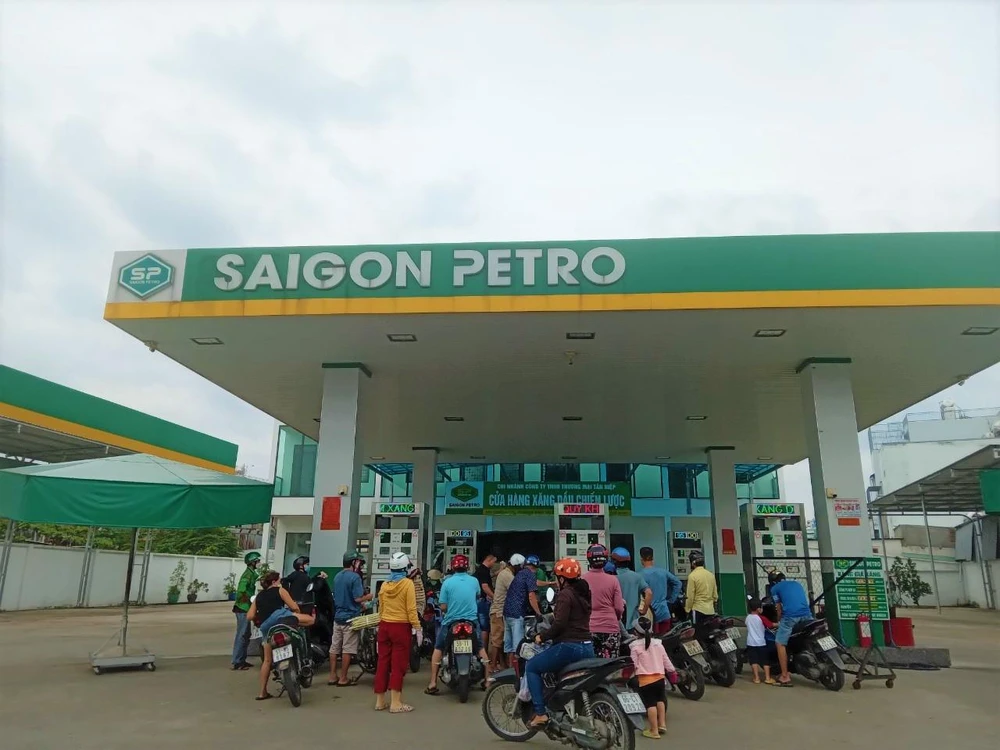 Ngày 9-10, cửa hàng xăng trên đường Bình Trị Đông, quận Bình Tân còn đông khách đến mua