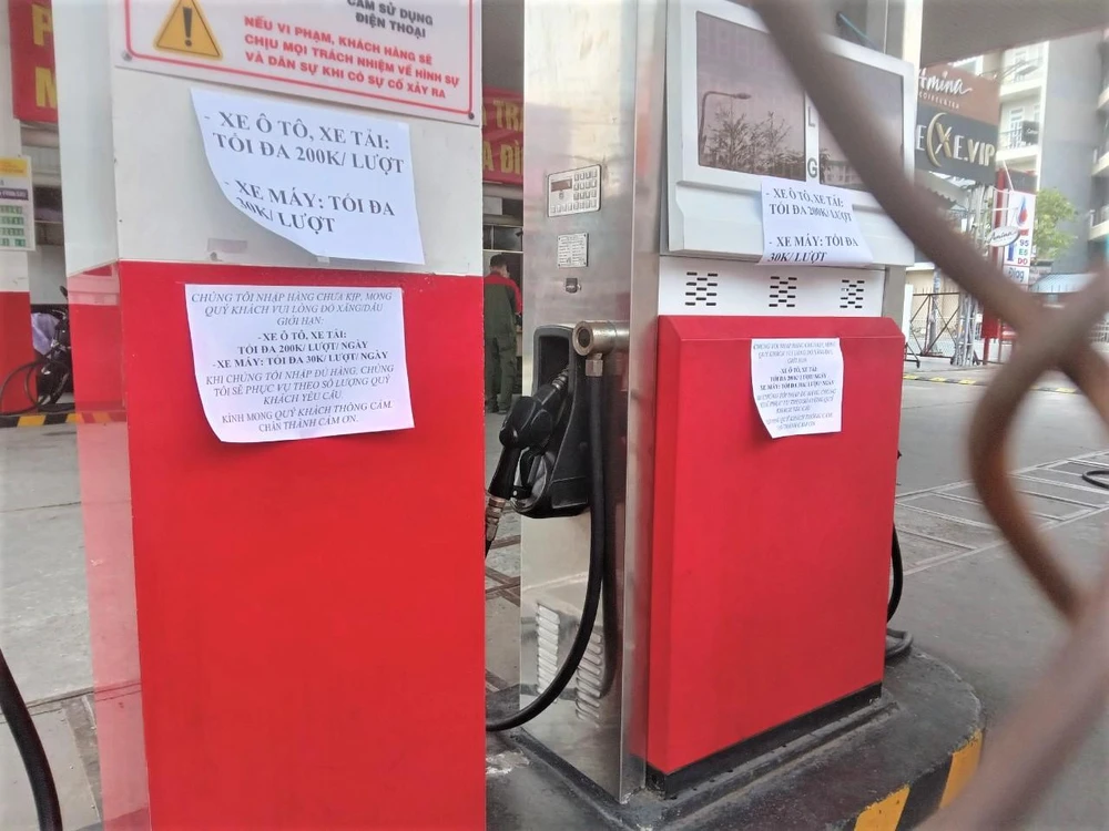 Cửa hàng xăng quận Tân Phú dán thông báo giới hạn nhưng ngừng bán sáng 11-10.