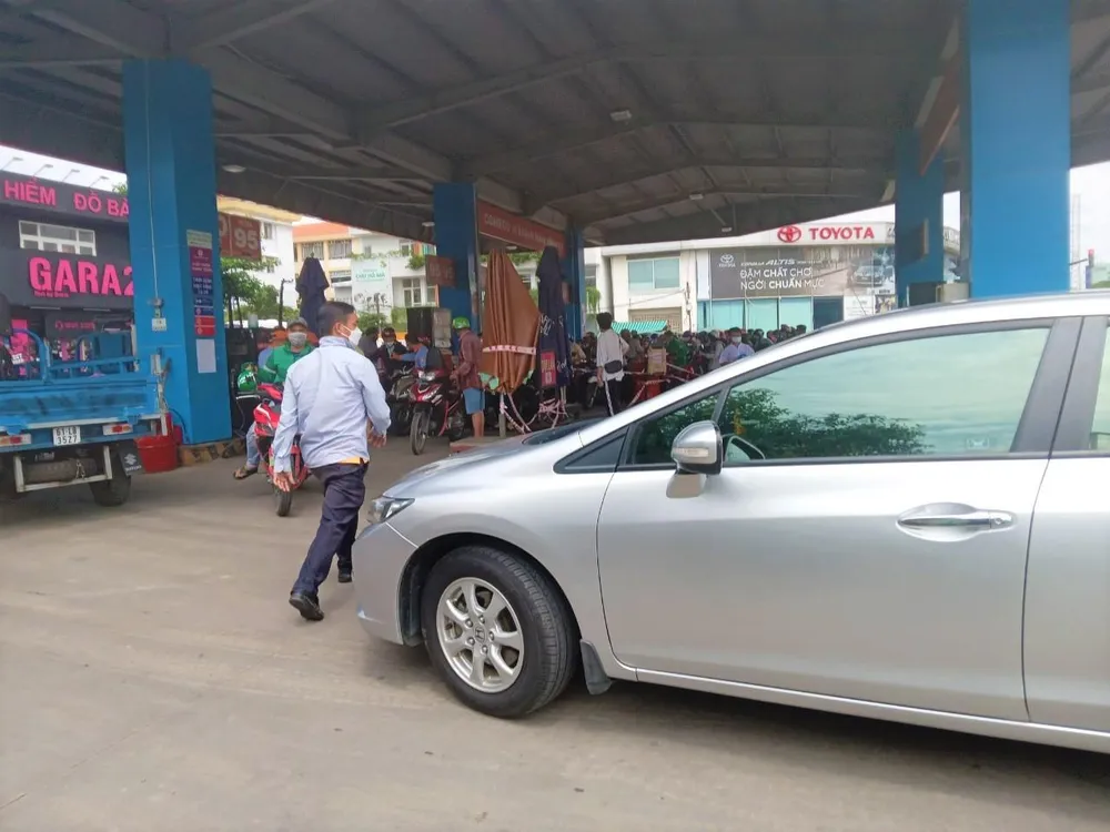 Kim xăng đã gác xe ô tô năn nỉ nhưng lượng xăng còn đủ để giải quyết cho hàng trăm xe hai bánh nên vị khách này đành tìm nơi khác