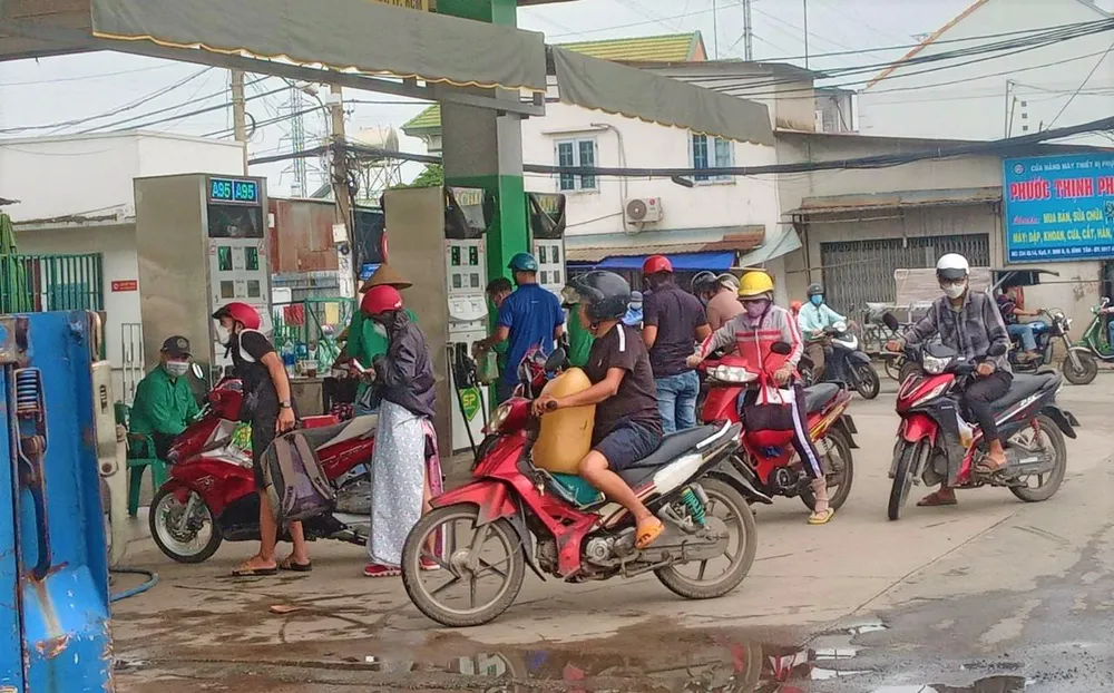 Người dân mua xăng, dầu tại cửa hàng quận Bình Tân. Ảnh: TÚ UYÊN