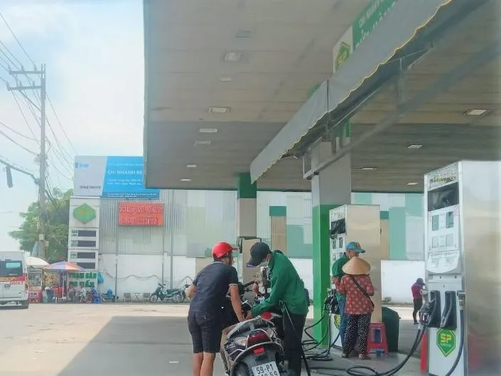 Cửa hàng xăng Quốc lộ 1A, quận Bình Tân bán 30.000 đồng/xe máy ngày 18-10. Ảnh: TÚ UYÊN Cửa hàng xăng Quốc lộ 1A, quận Bình Tân bán 30.000 đồng/xe máy ngày 18-10. Ảnh: TÚ UYÊN