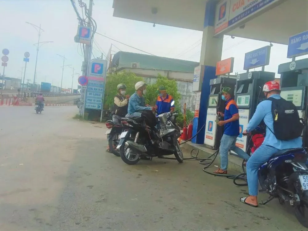 Cửa hàng xăng trên Quốc lộ 1A, quận Bình Tân bán giới hạn 30.000 đồng/xe máy. Ảnh: TÚ UYÊN Cửa hàng xăng trên Quốc lộ 1A, quận Bình Tân bán giới hạn 30.000 đồng/xe máy. Ảnh: TÚ UYÊN
