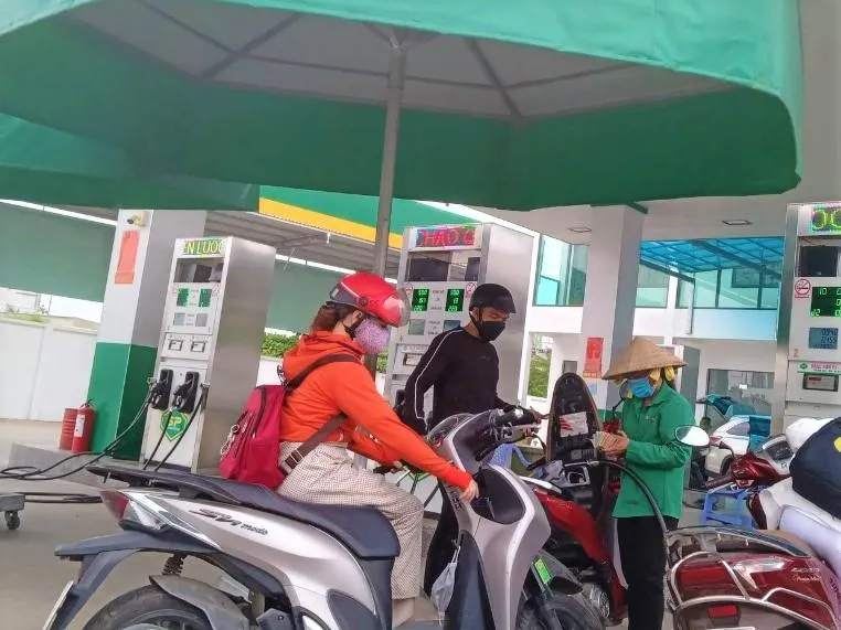 Ngày 18-10 một cửa hàng quận Bình Tân bán xăng giới hạn 30.000 đồng/xe máy. Ảnh: TÚ UYÊN